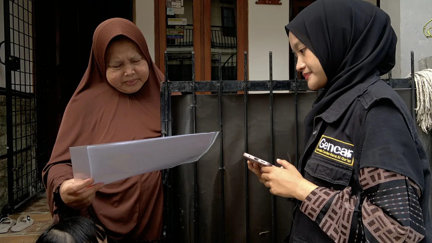Petugas mendata kebutuhan mushaf warga